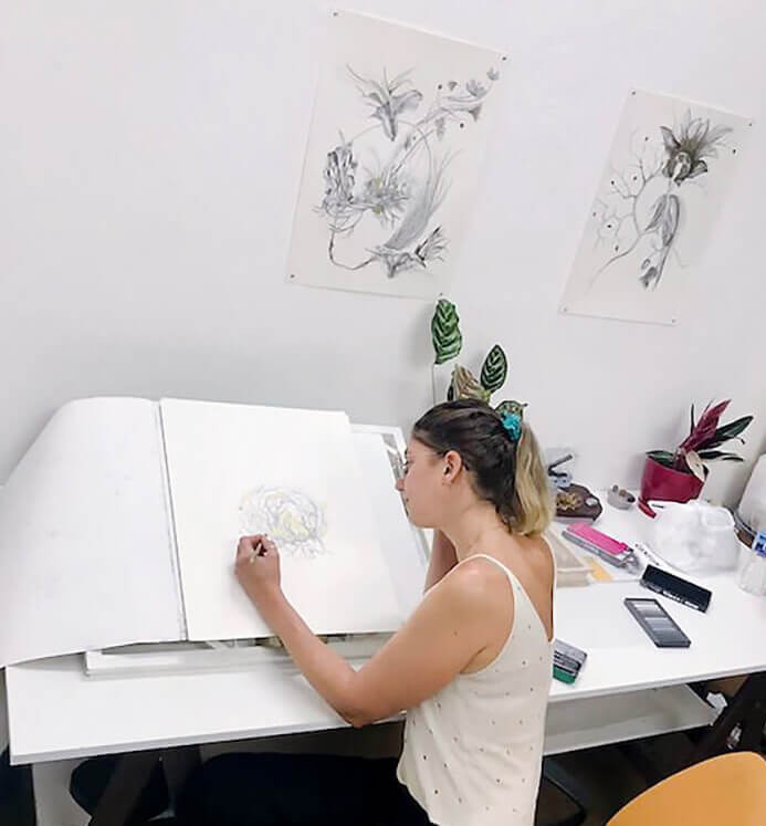 Artista plástica trabajando en su estudio – Página de contacto de Melina Lobue